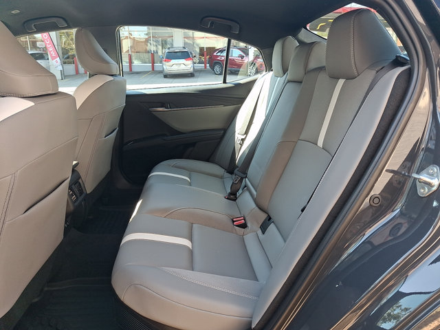 Used 2025 Toyota Camry SE FWD image 10