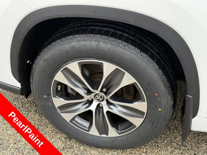 Used 2023 Toyota Highlander XLE AWD/4WD image 10