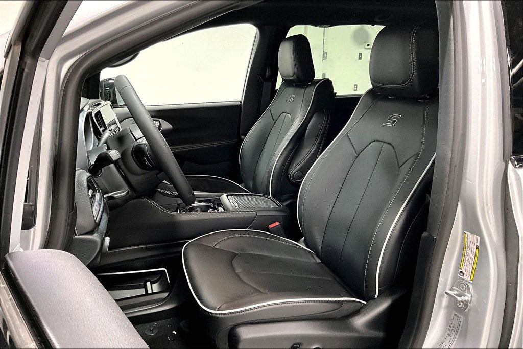 New 2026 Chrysler Pacifica Limited w/ S Appearance Package image 24