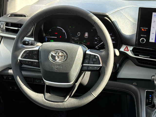 Used 2025 Toyota Sienna XLE FWD image 14