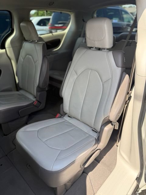 Used 2017 Chrysler Pacifica Touring-L FWD image 17