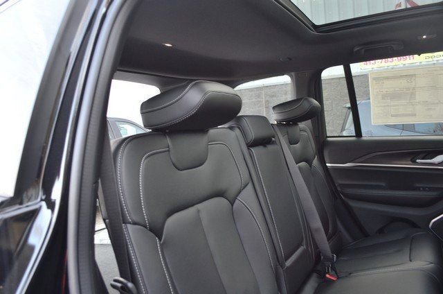 New 2025 Jeep Grand Cherokee Limited image 36