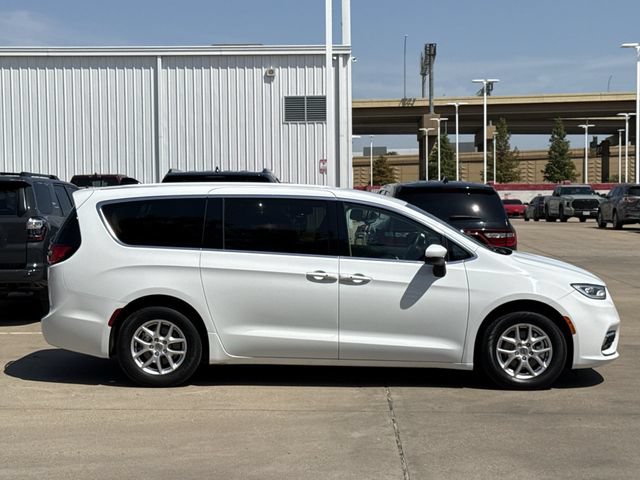 Used 2023 Chrysler Pacifica Touring-L FWD image 2