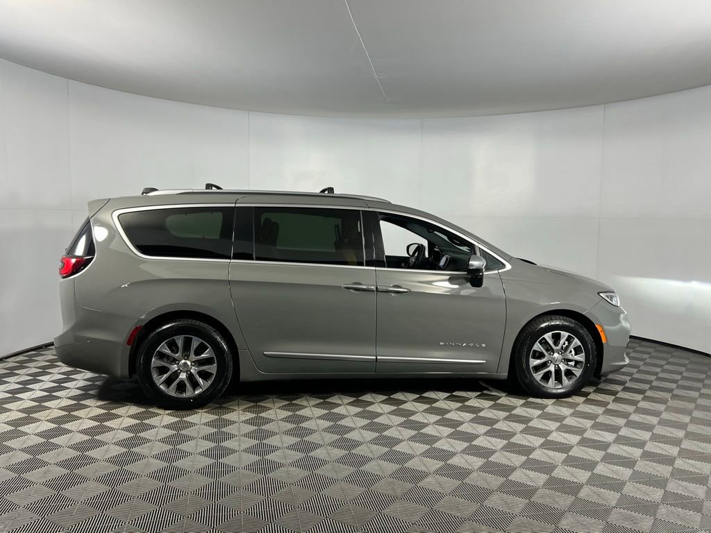 Used 2023 Chrysler Pacifica Pinnacle image 3