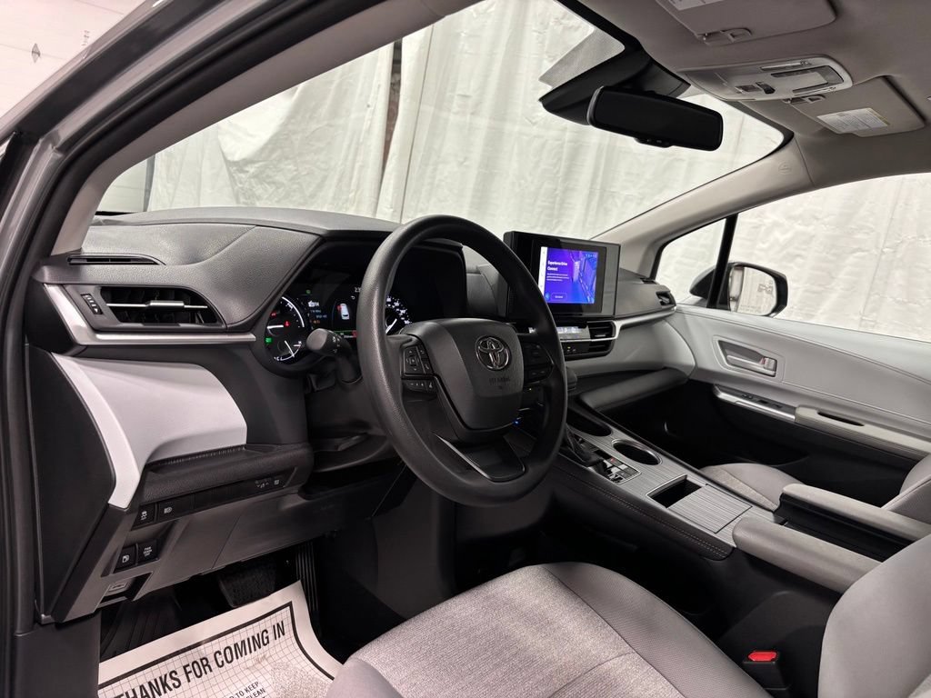 Used 2026 Toyota Sienna LE FWD image 15