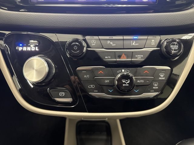 Used 2023 Chrysler Pacifica Touring-L FWD image 17