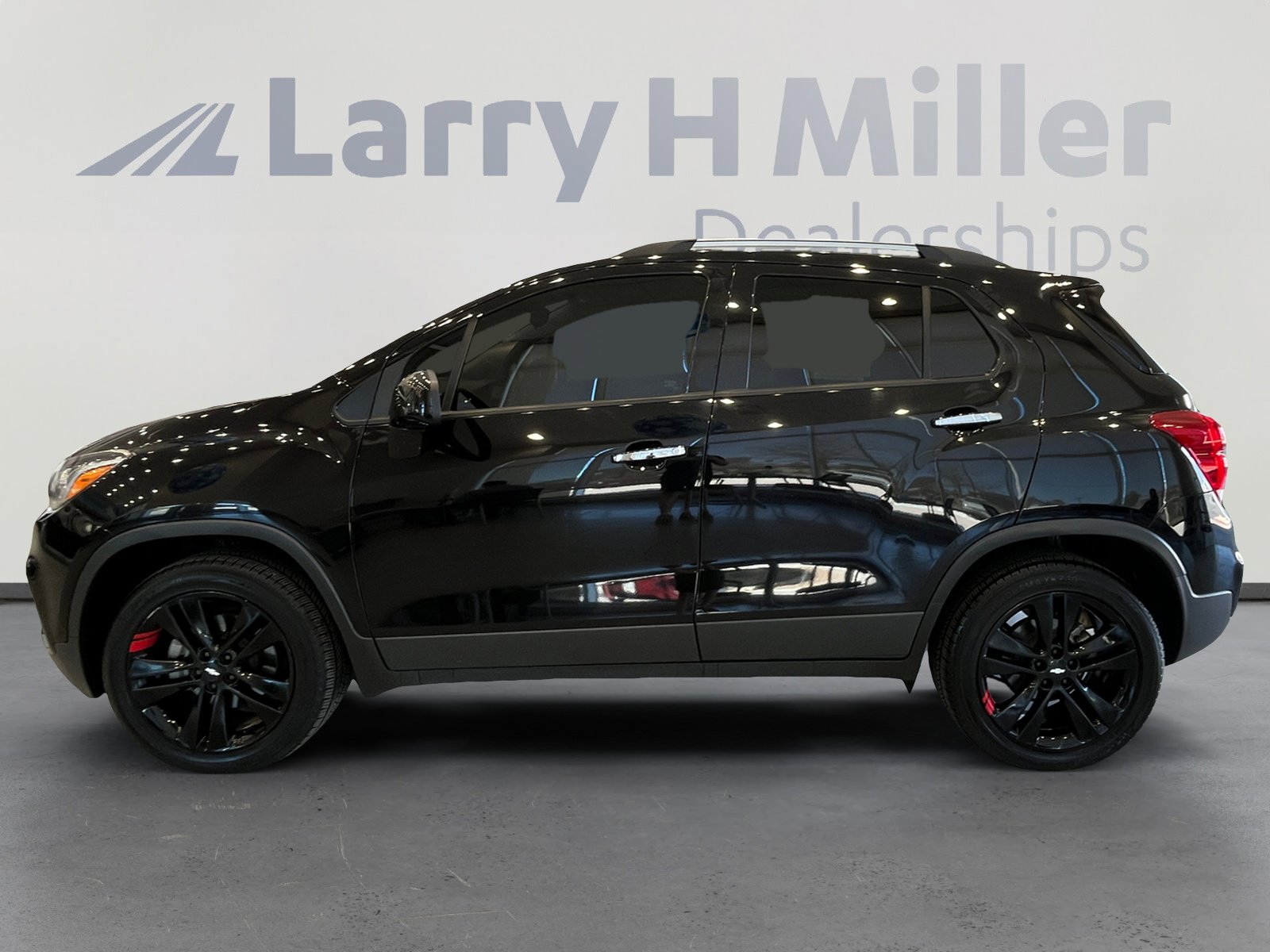 Used 2018 Chevrolet Trax LT w/ Sun & Sound Package image 2