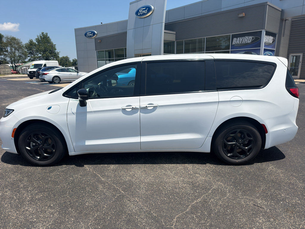 Used 2024 Chrysler Pacifica Limited FWD image 9