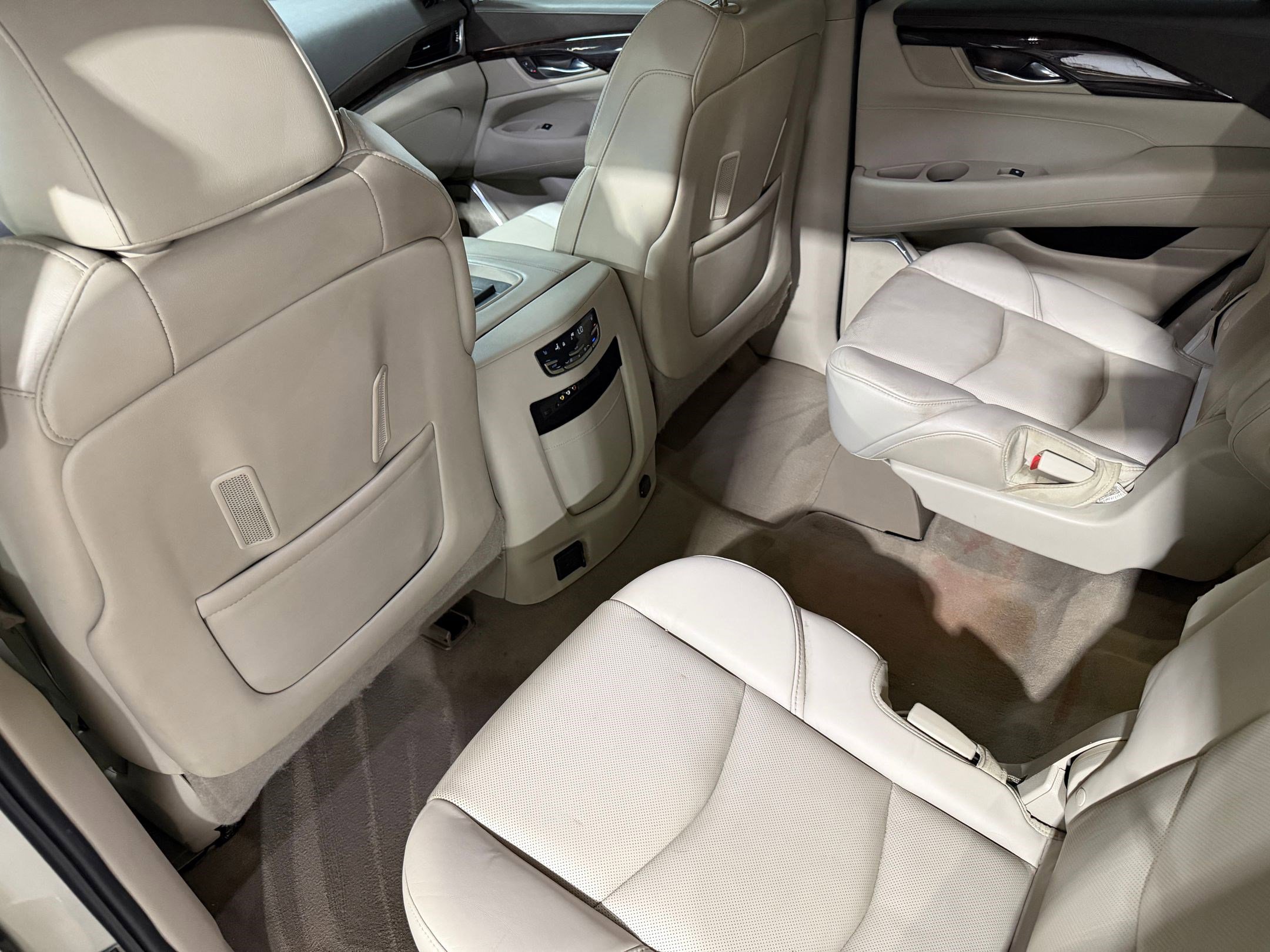 Used 2015 Cadillac Escalade Luxury AWD/4WD image 35