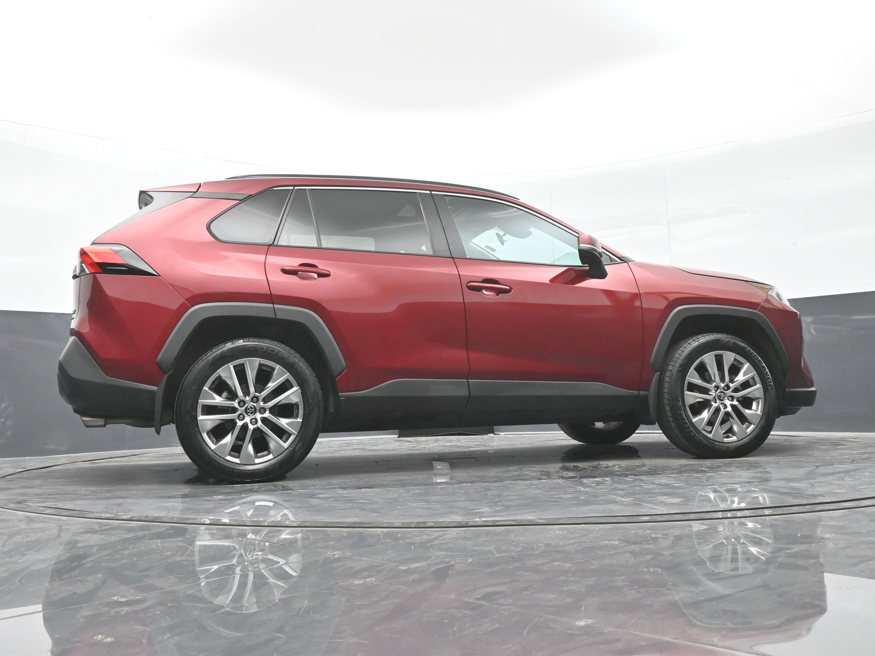 Used 2021 Toyota RAV4 XLE Premium image 40