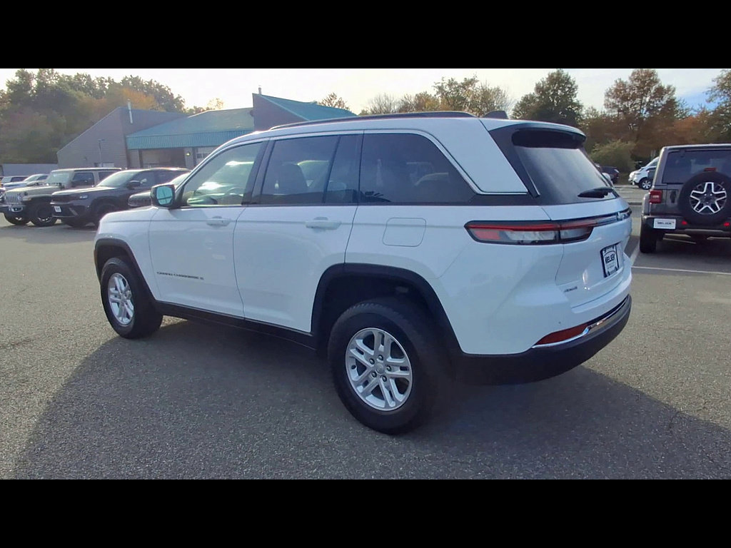 Used 2024 Jeep Grand Cherokee Laredo AWD/4WD image 6