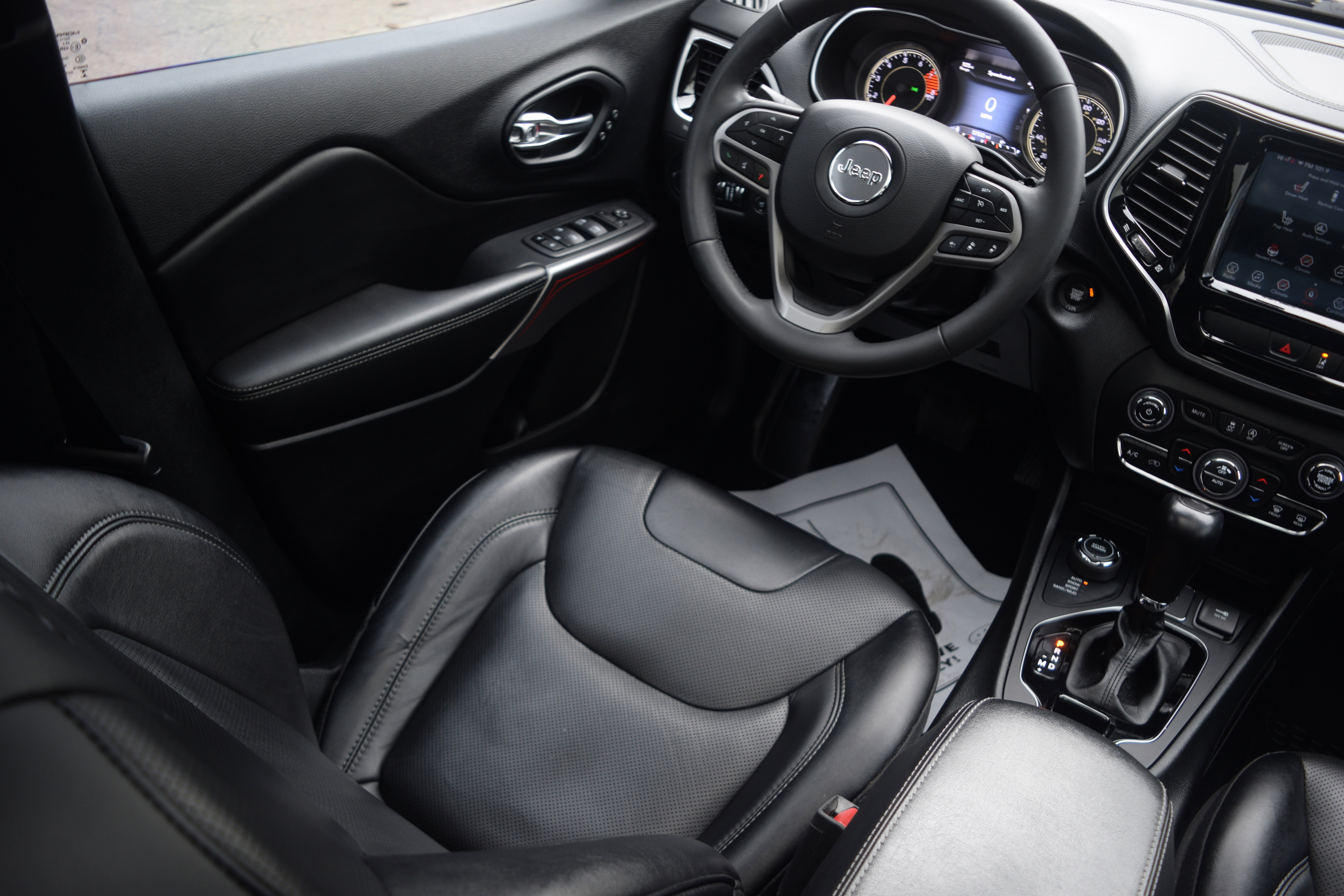 Used 2022 Jeep Cherokee Limited image 2