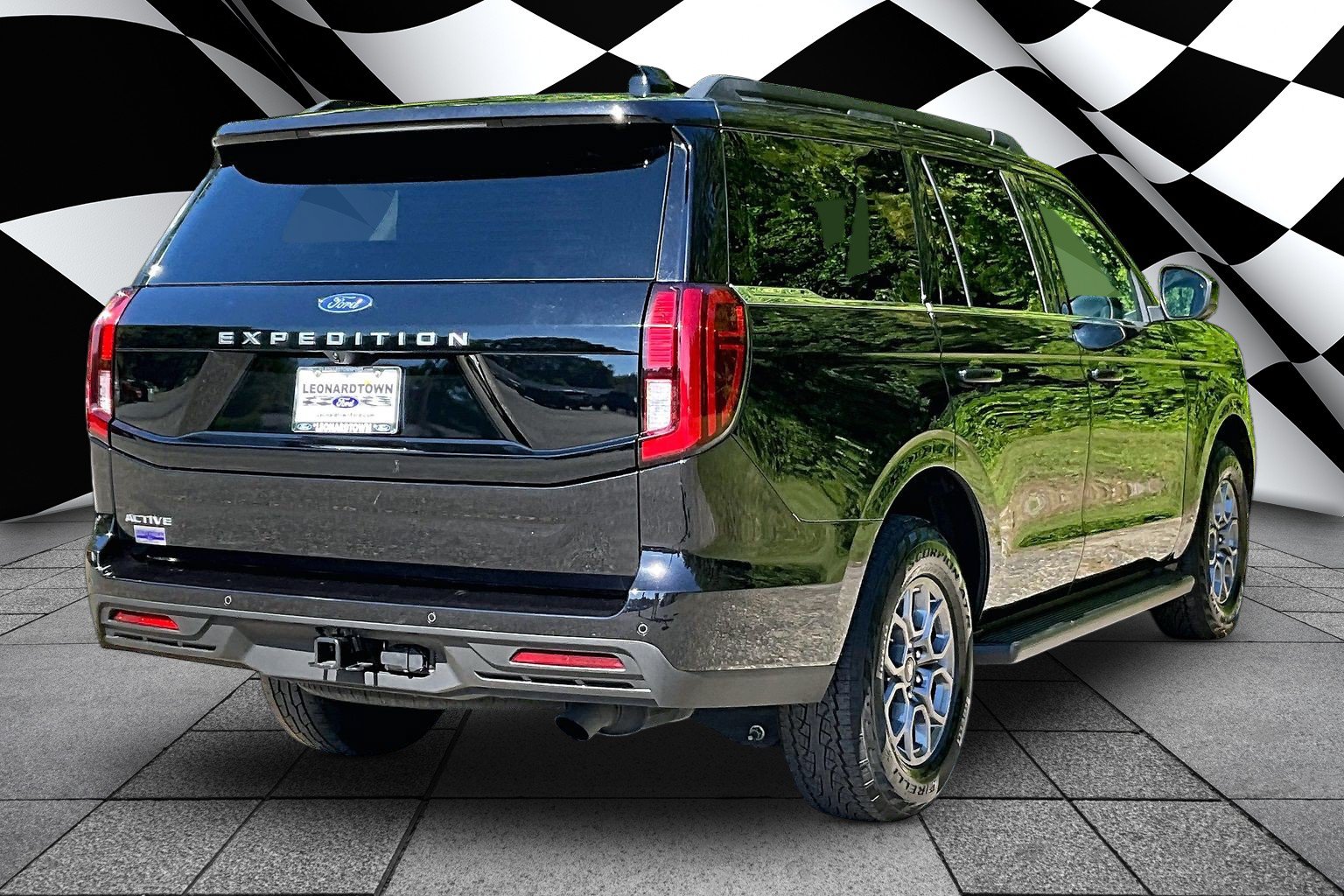 Used 2025 Ford Expedition Active RWD image 2