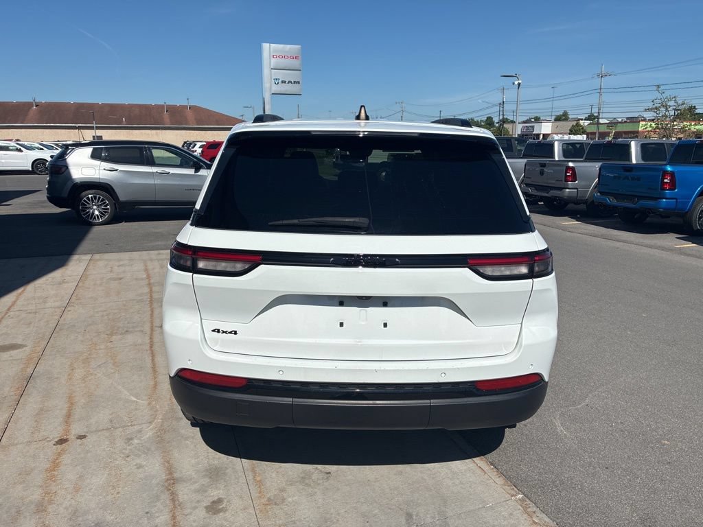 Used 2023 Jeep Grand Cherokee Altitude AWD/4WD image 11