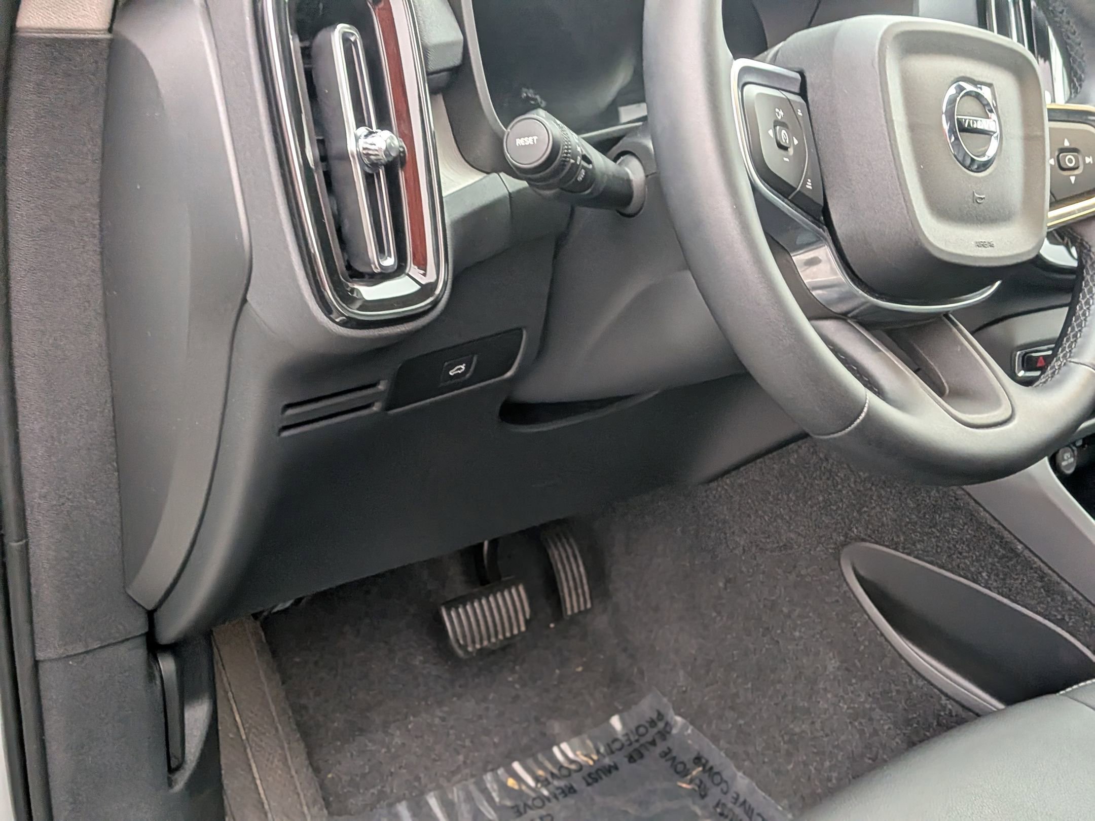 Used 2025 Volvo XC40 B5 Core image 17