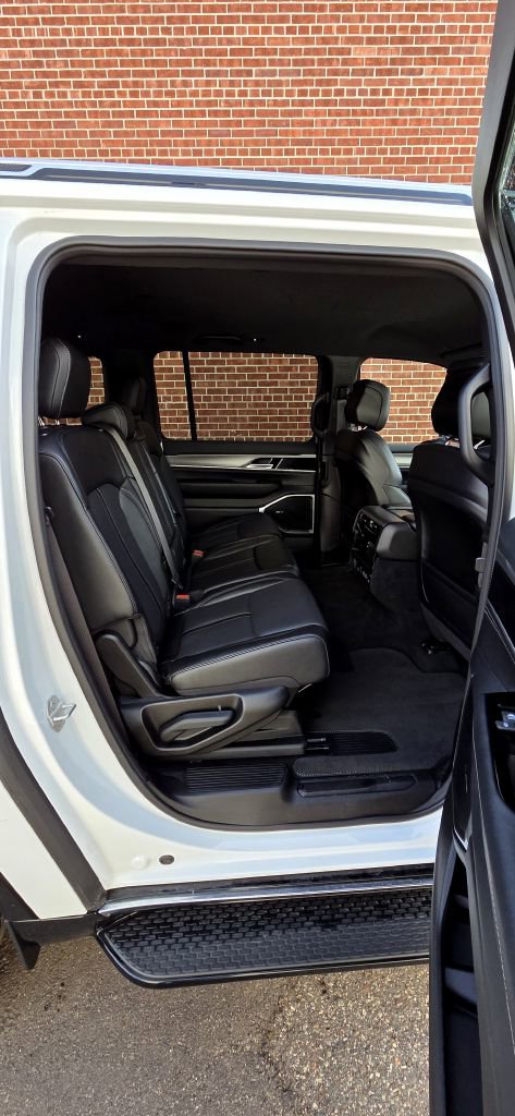 Used 2025 Jeep Wagoneer L Series II w/ 8-pass Seating Package image 9