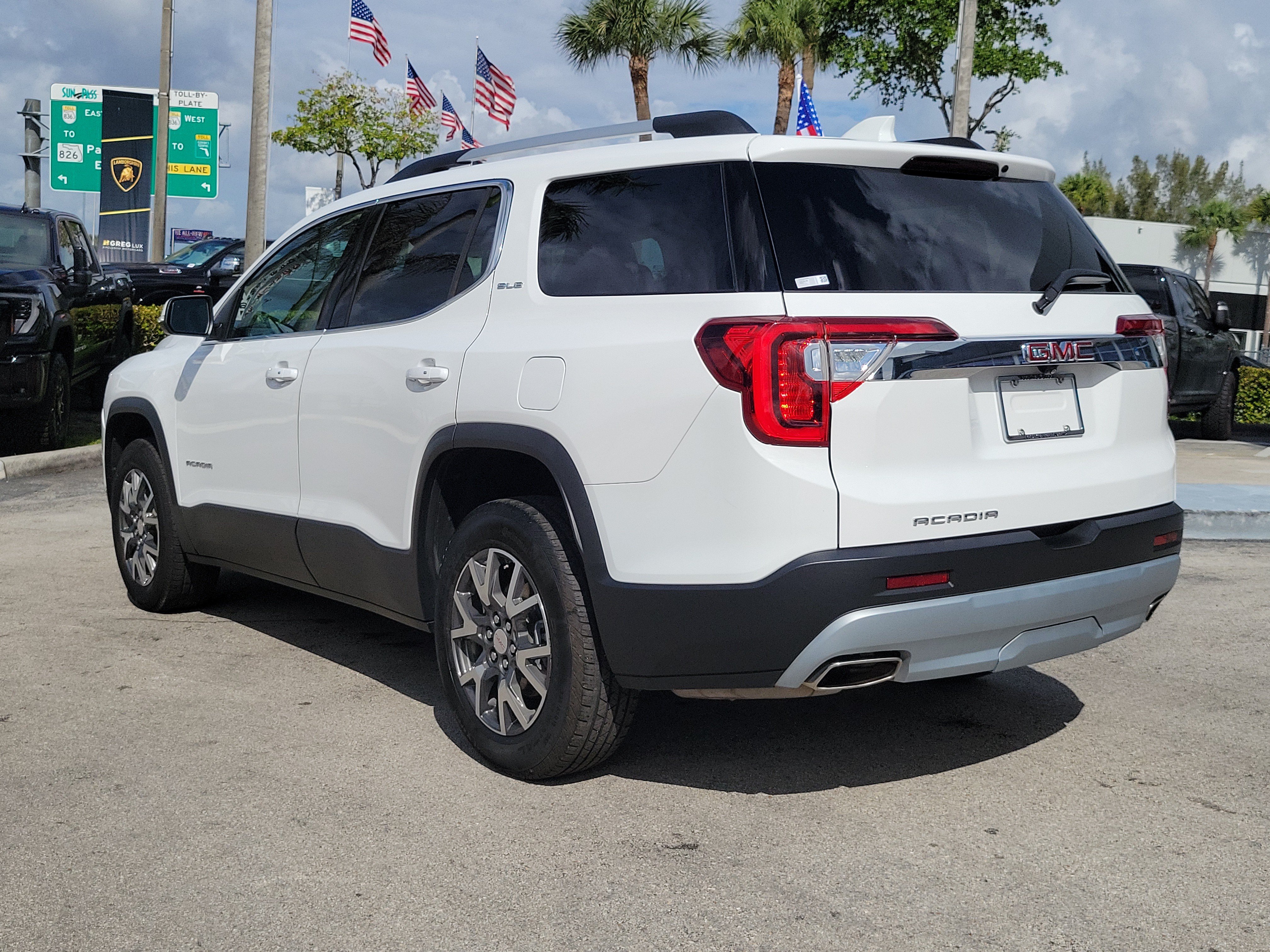 Used 2023 GMC Acadia SLE w/ Driver Convenience Package FWD image 7