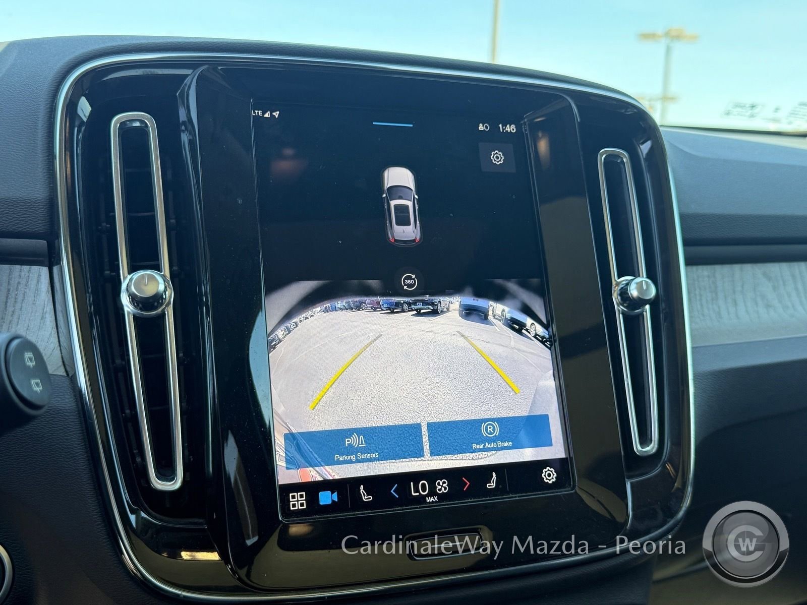 Used 2025 Volvo XC40 B5 Plus image 22