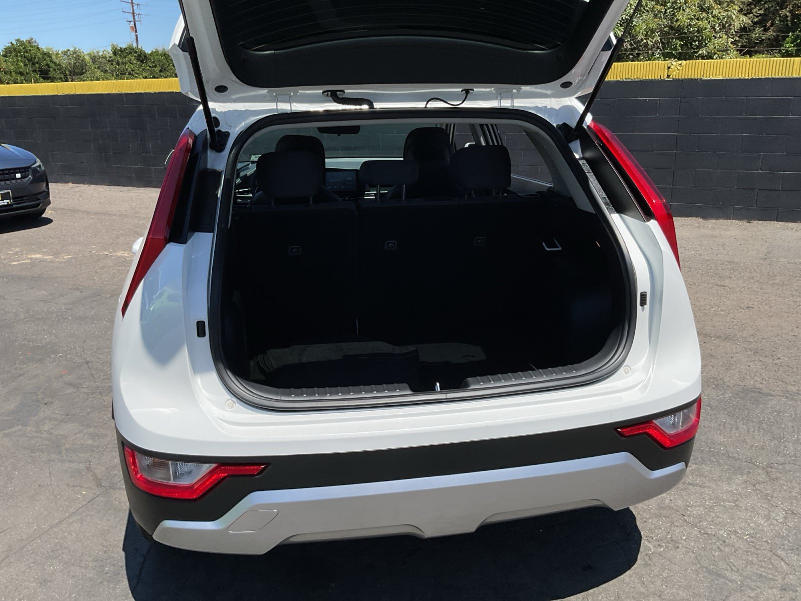 Used 2025 Kia Niro LX FWD image 25