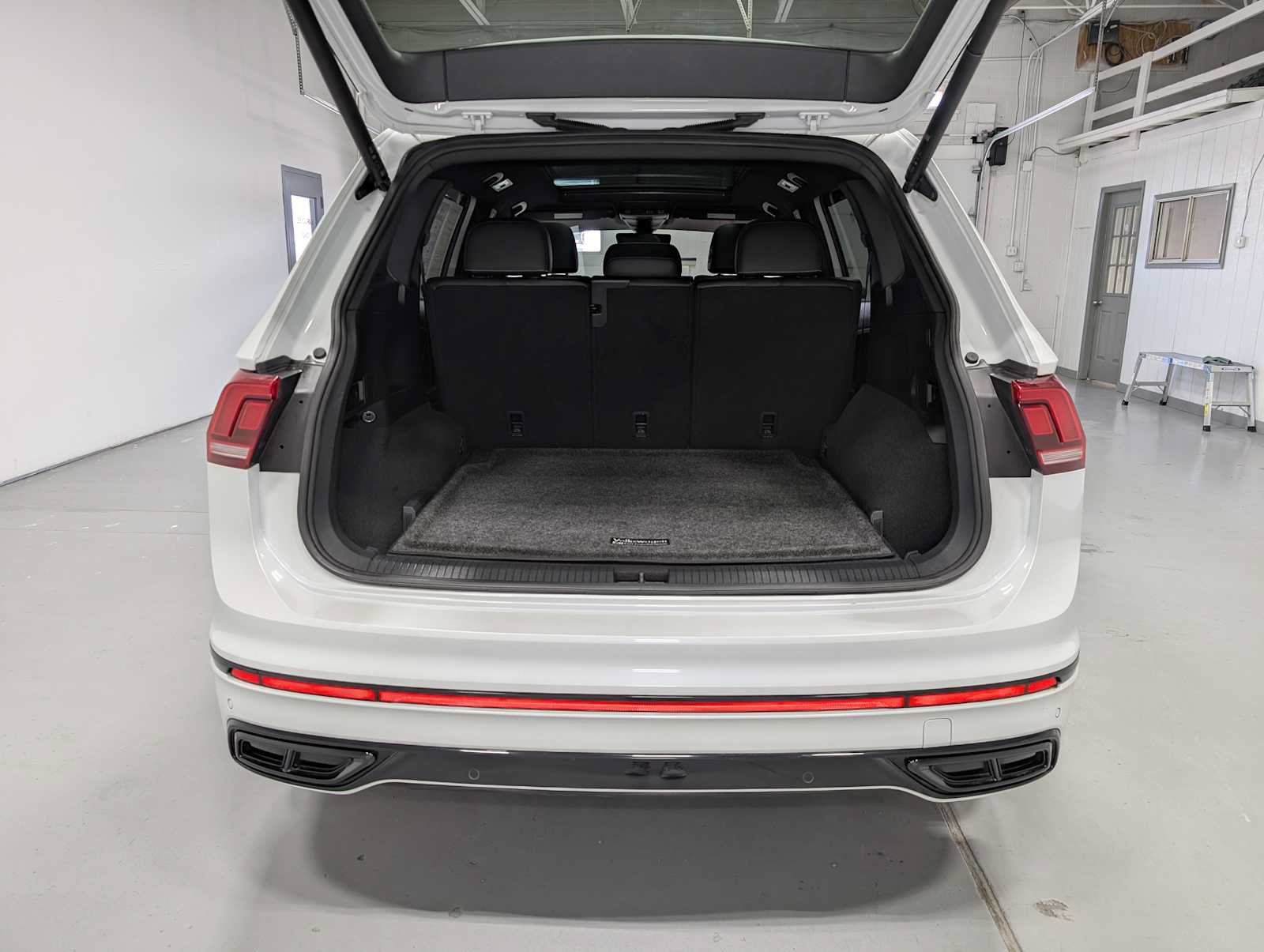 Used 2022 Volkswagen Tiguan SE R-Line AWD/4WD image 41