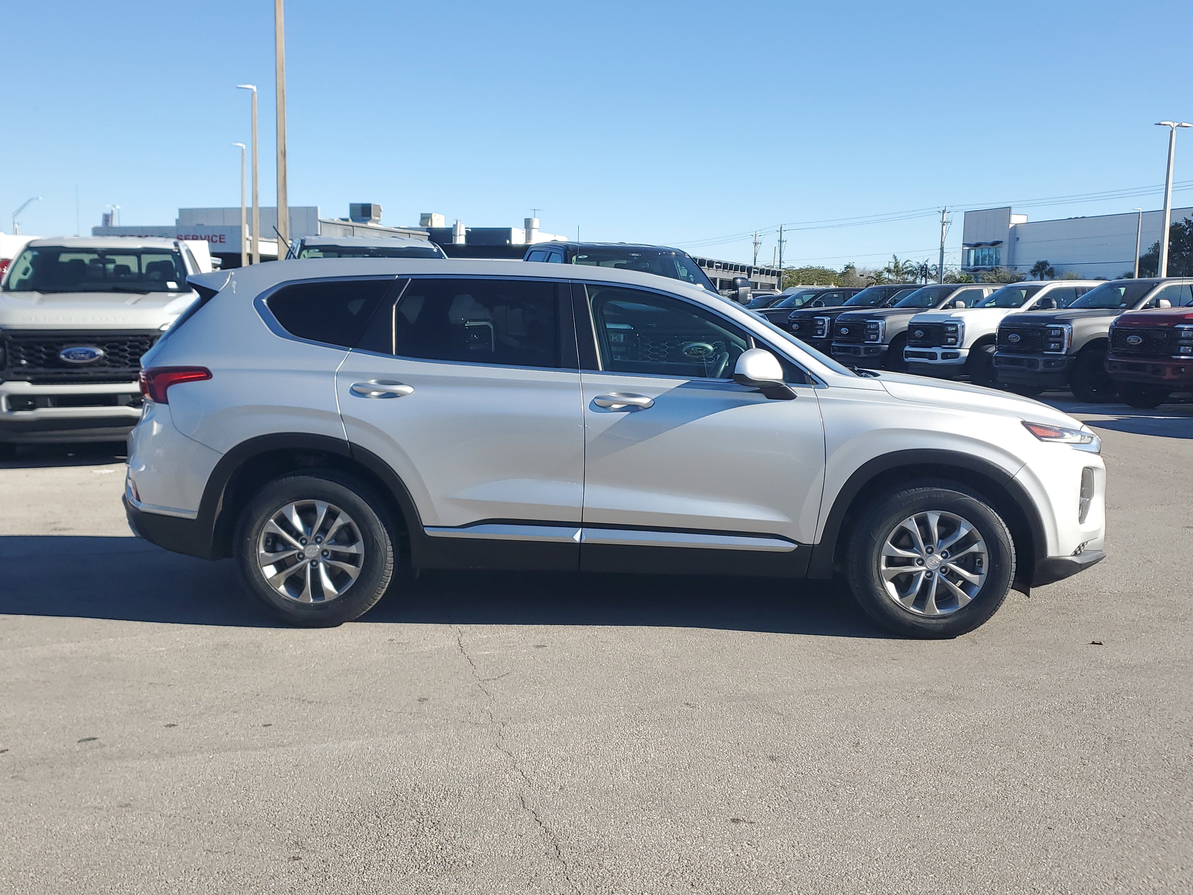 Used 2020 Hyundai Santa Fe SE image 4