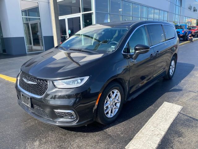 Used 2023 Chrysler Pacifica Touring-L FWD image 4