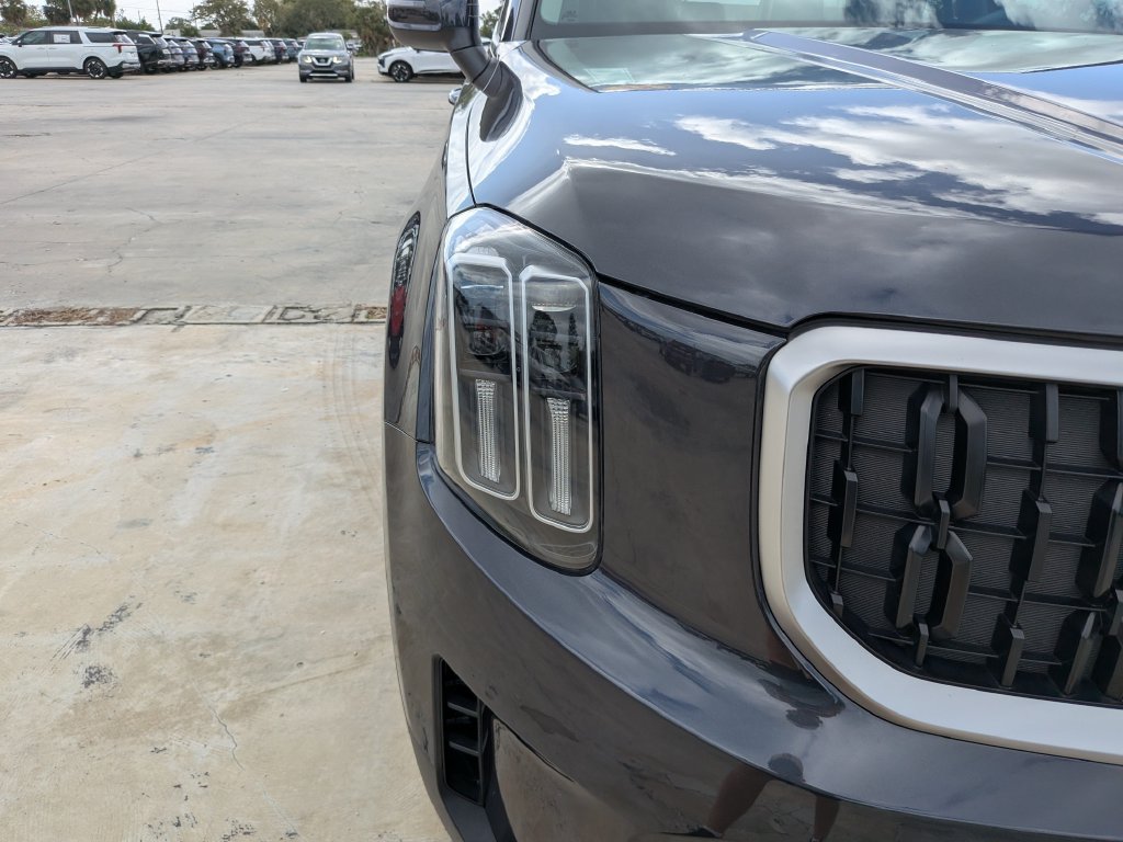 Certified 2025 Kia Telluride LX FWD image 11