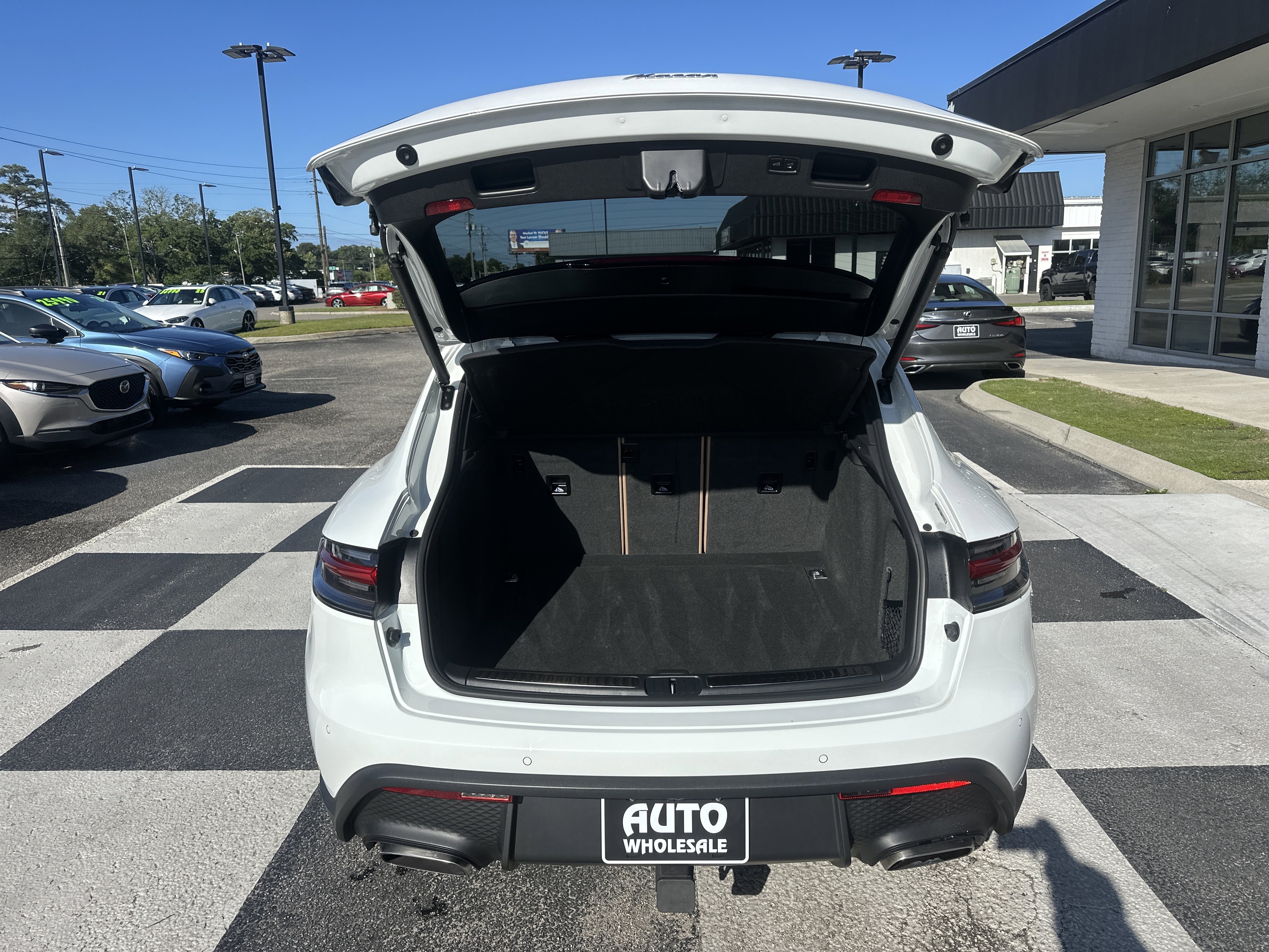 Used 2025 Porsche Macan AWD/4WD image 5