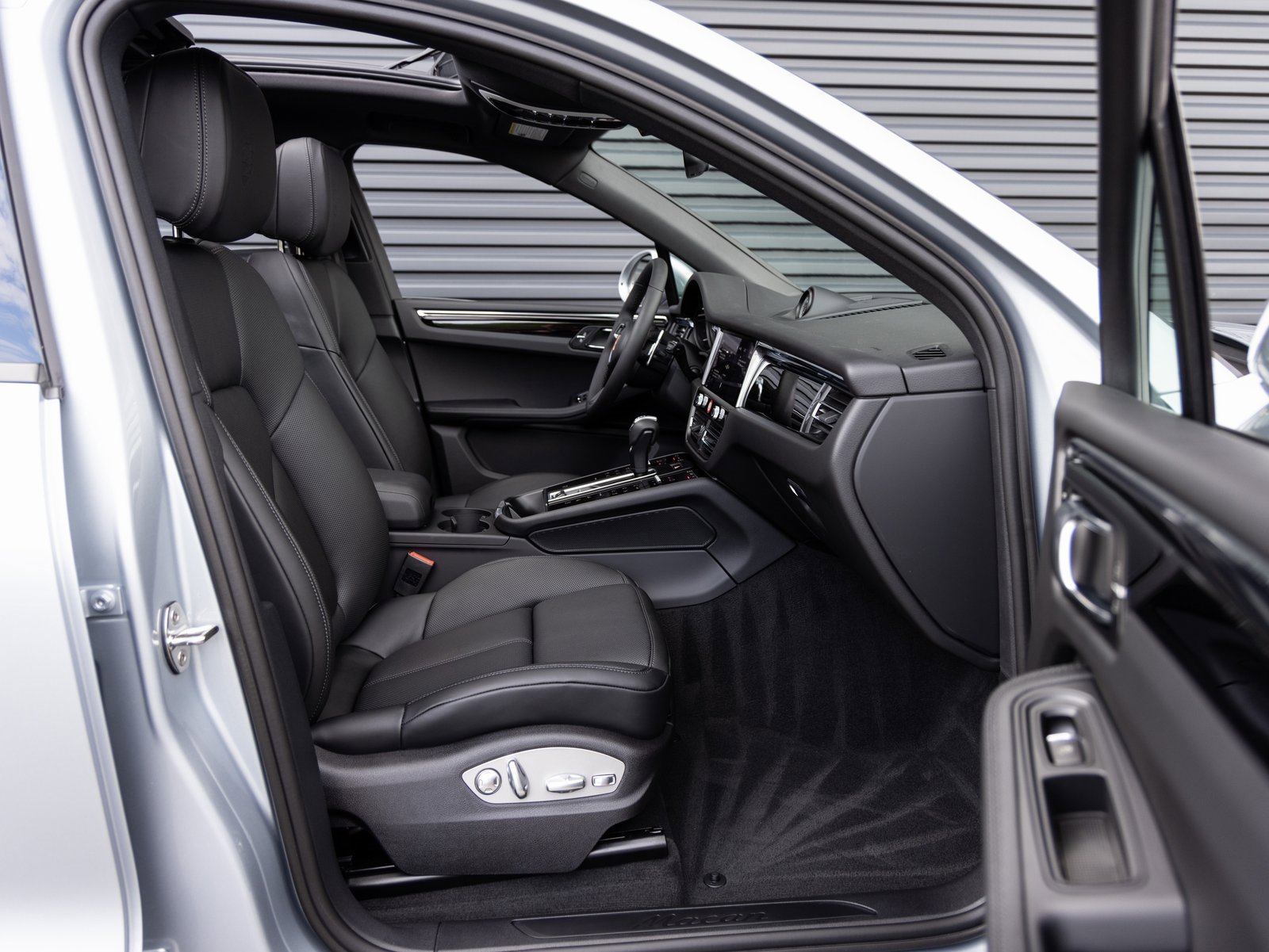 Certified 2026 Porsche Macan image 32