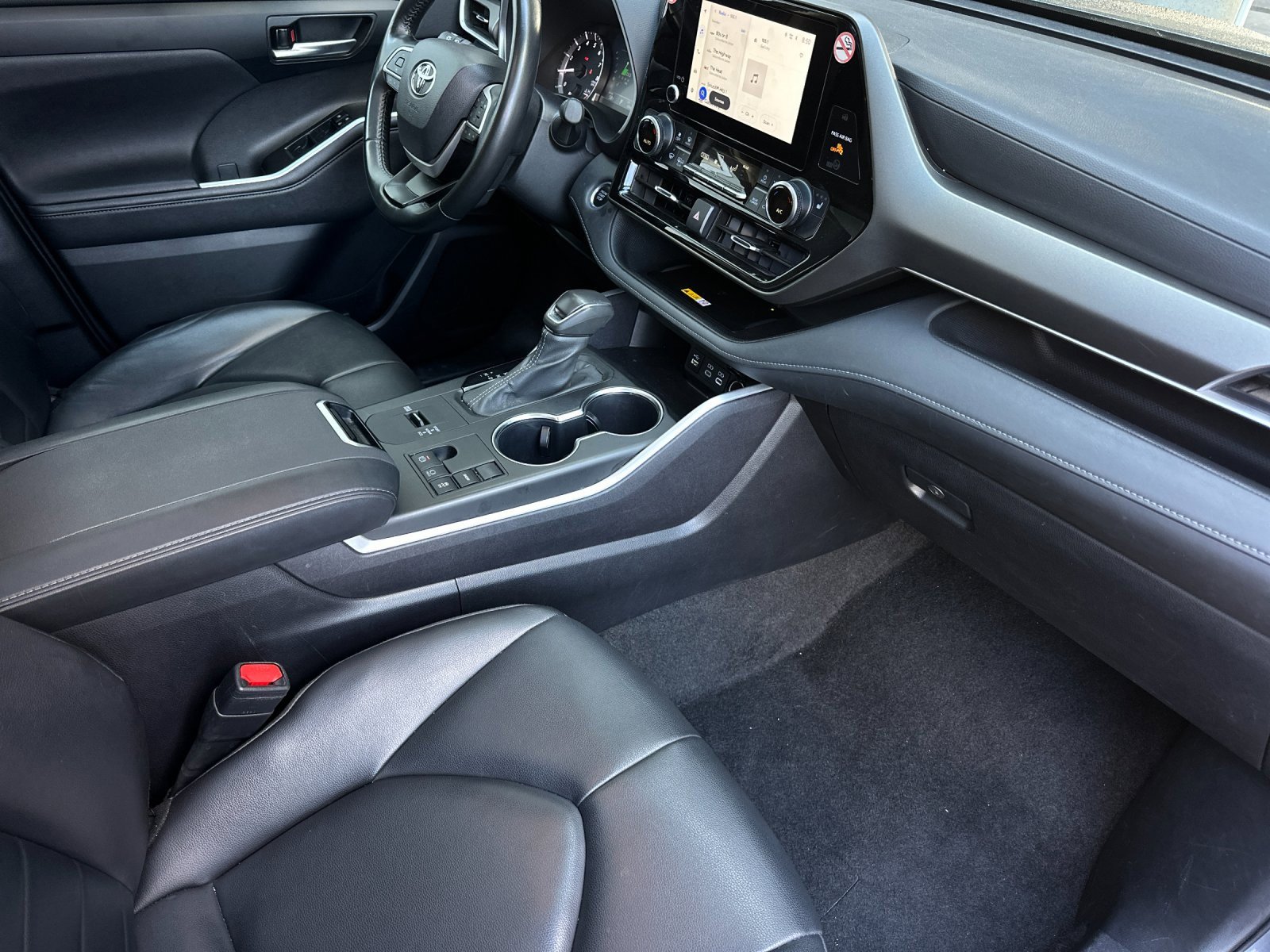 Used 2024 Toyota Highlander XLE image 16