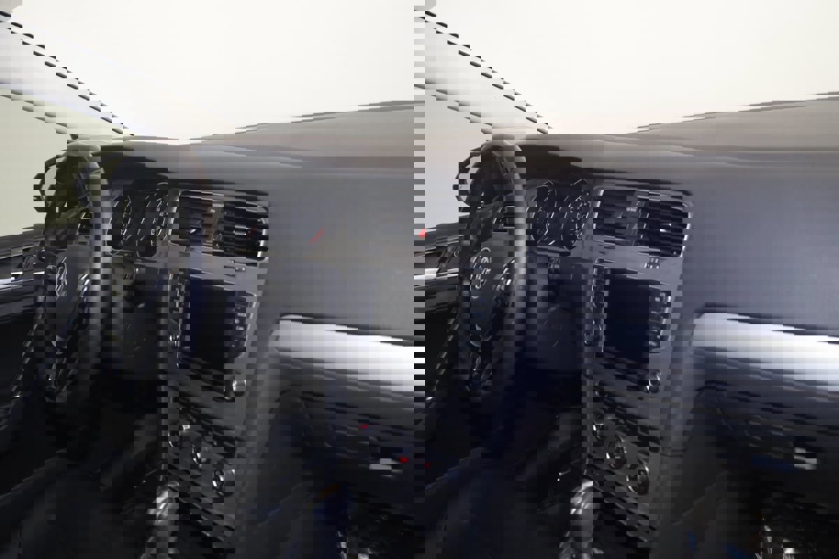 Used 2017 Volkswagen Golf Wolfsburg Edition image 38