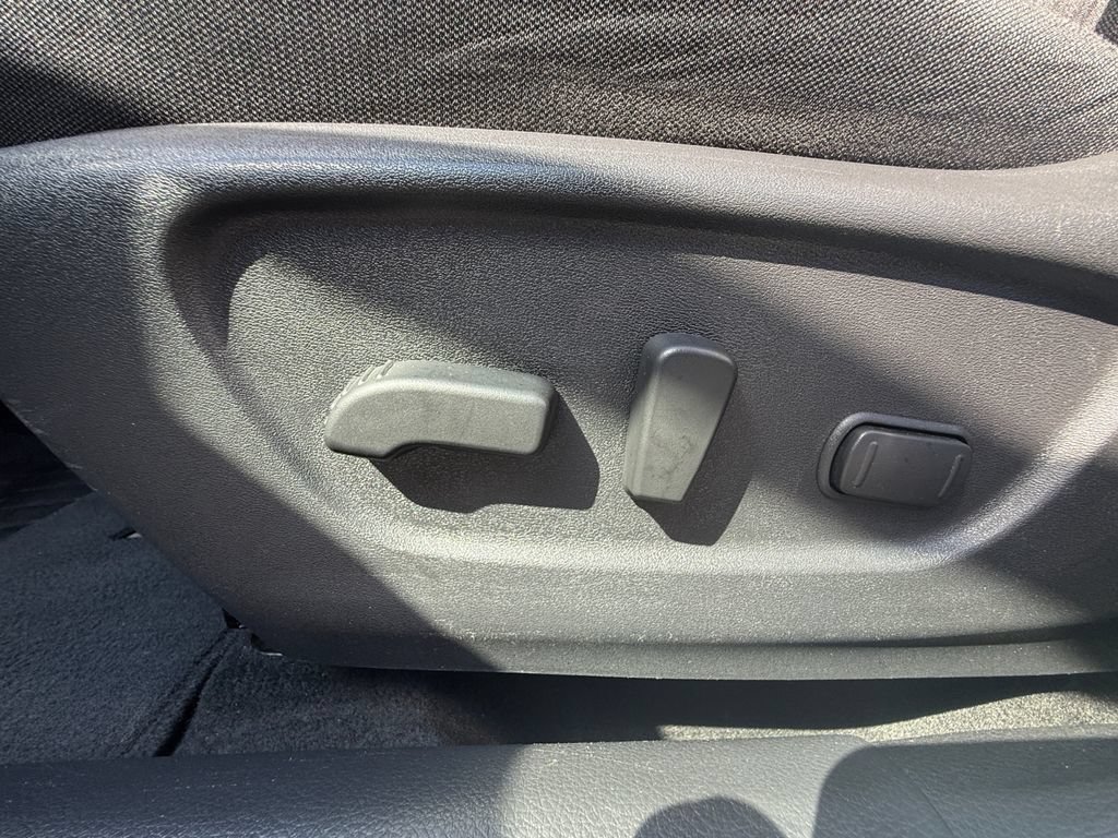 Used 2018 Nissan Rogue SV AWD/4WD image 13