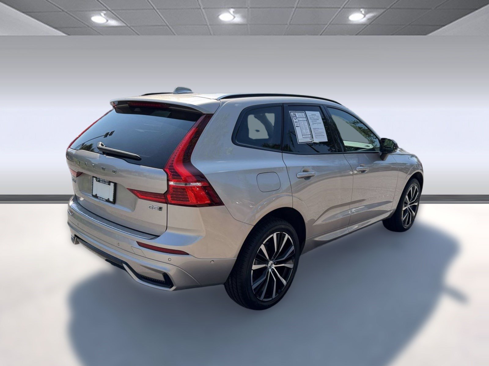 Used 2024 Volvo XC60 B5 Plus AWD/4WD image 9