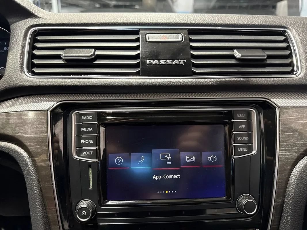 Used 2018 Volkswagen Passat 2.0T SE FWD image 95