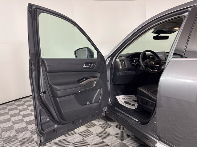 Used 2025 Nissan Pathfinder Platinum w/ Cargo Package FWD image 17