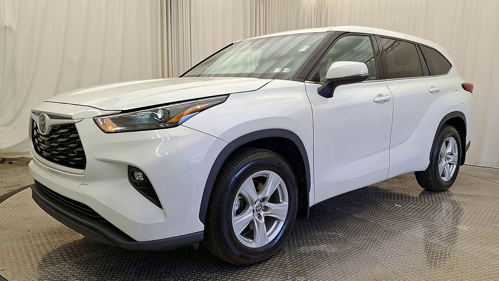 Used 2022 Toyota Highlander LE AWD/4WD image 7