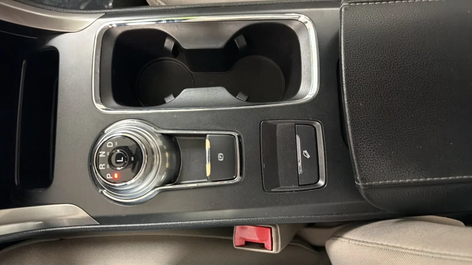 Used 2019 Ford Fusion SE FWD image 12