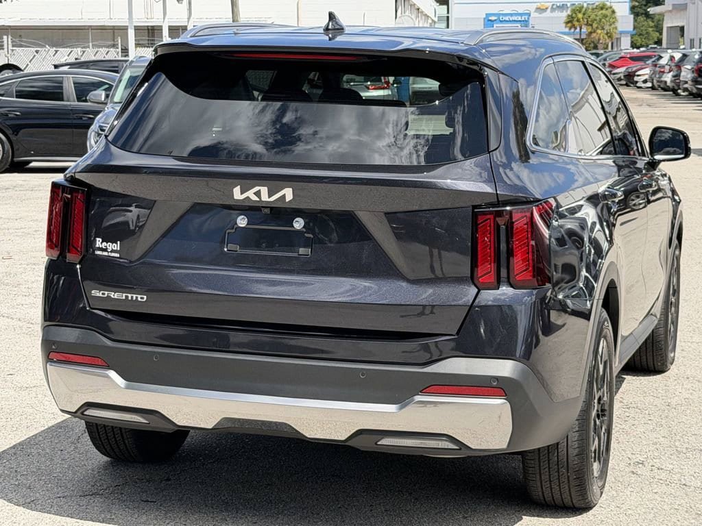 Used 2025 Kia Sorento S FWD image 5