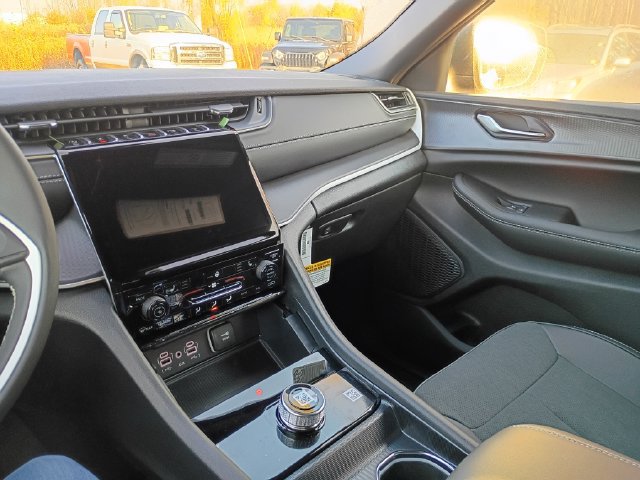 New 2027 Jeep Grand Cherokee Laredo X AWD/4WD image 16