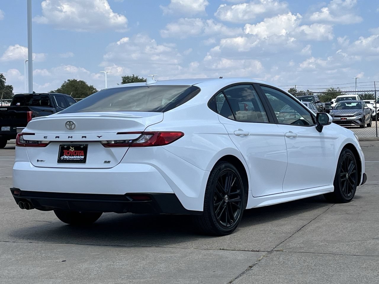 Used 2025 Toyota Camry SE FWD image 4