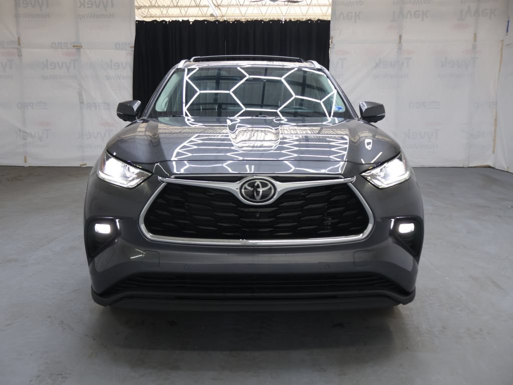 Used 2024 Toyota Highlander Limited FWD image 2