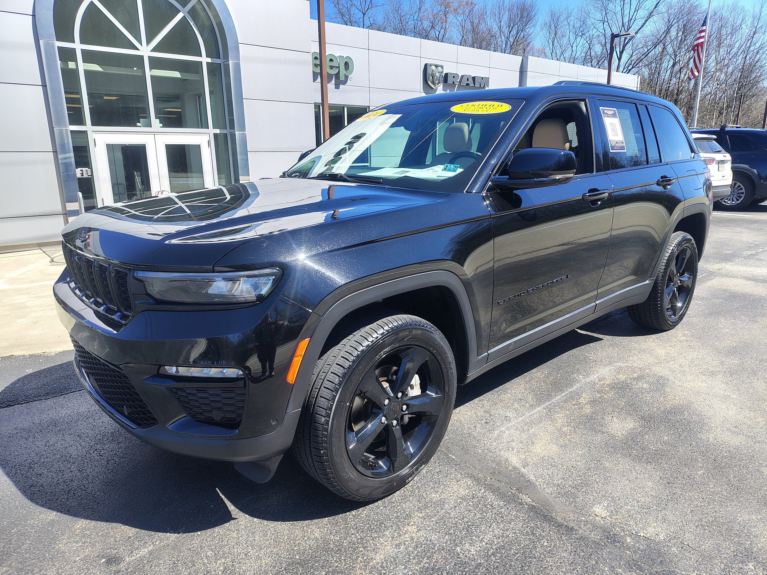 Certified 2024 Jeep Grand Cherokee Limited w/ Luxury Tech Group II AWD/4WD image 2