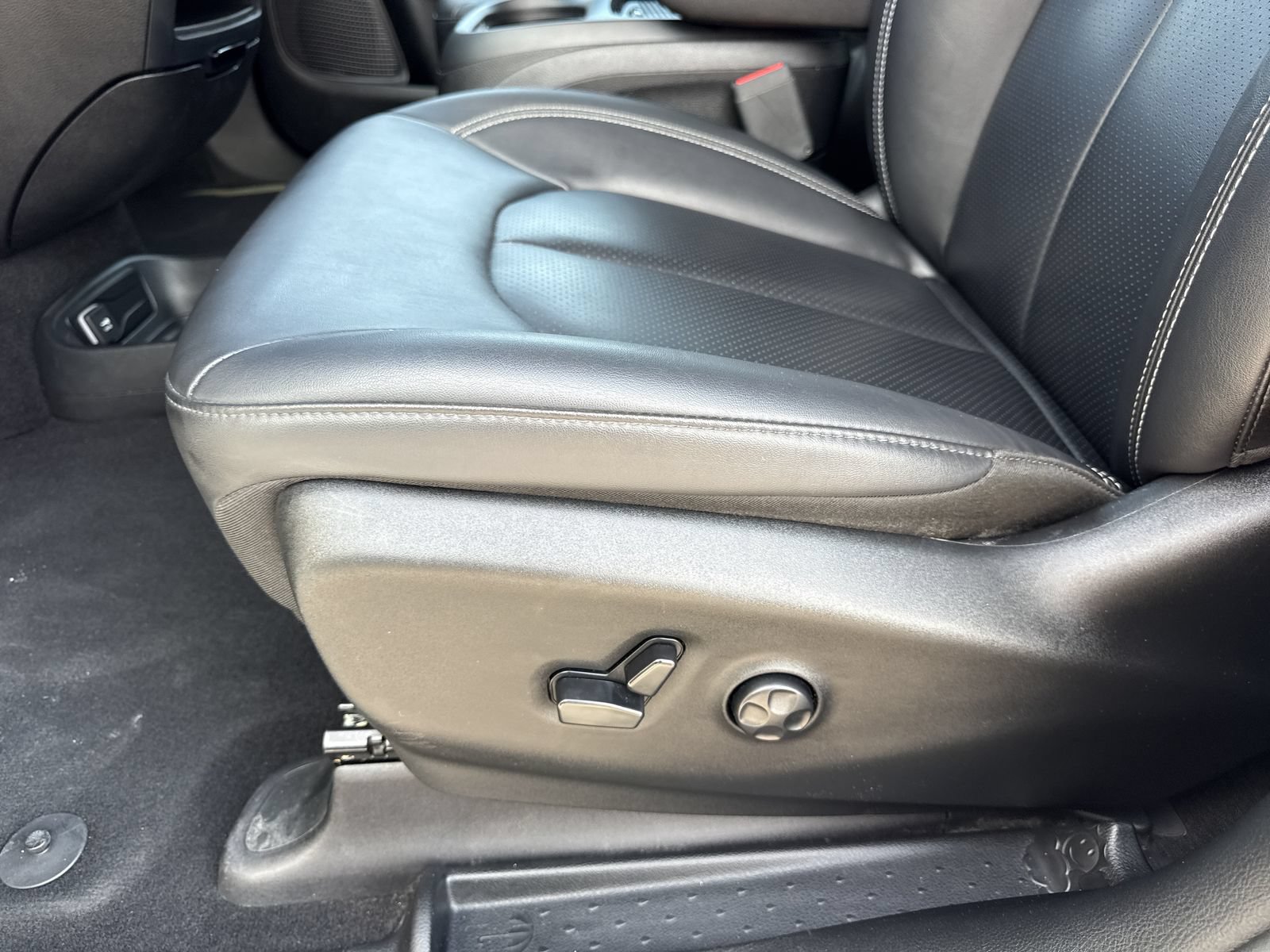 Used 2024 Chrysler Pacifica Limited FWD image 21