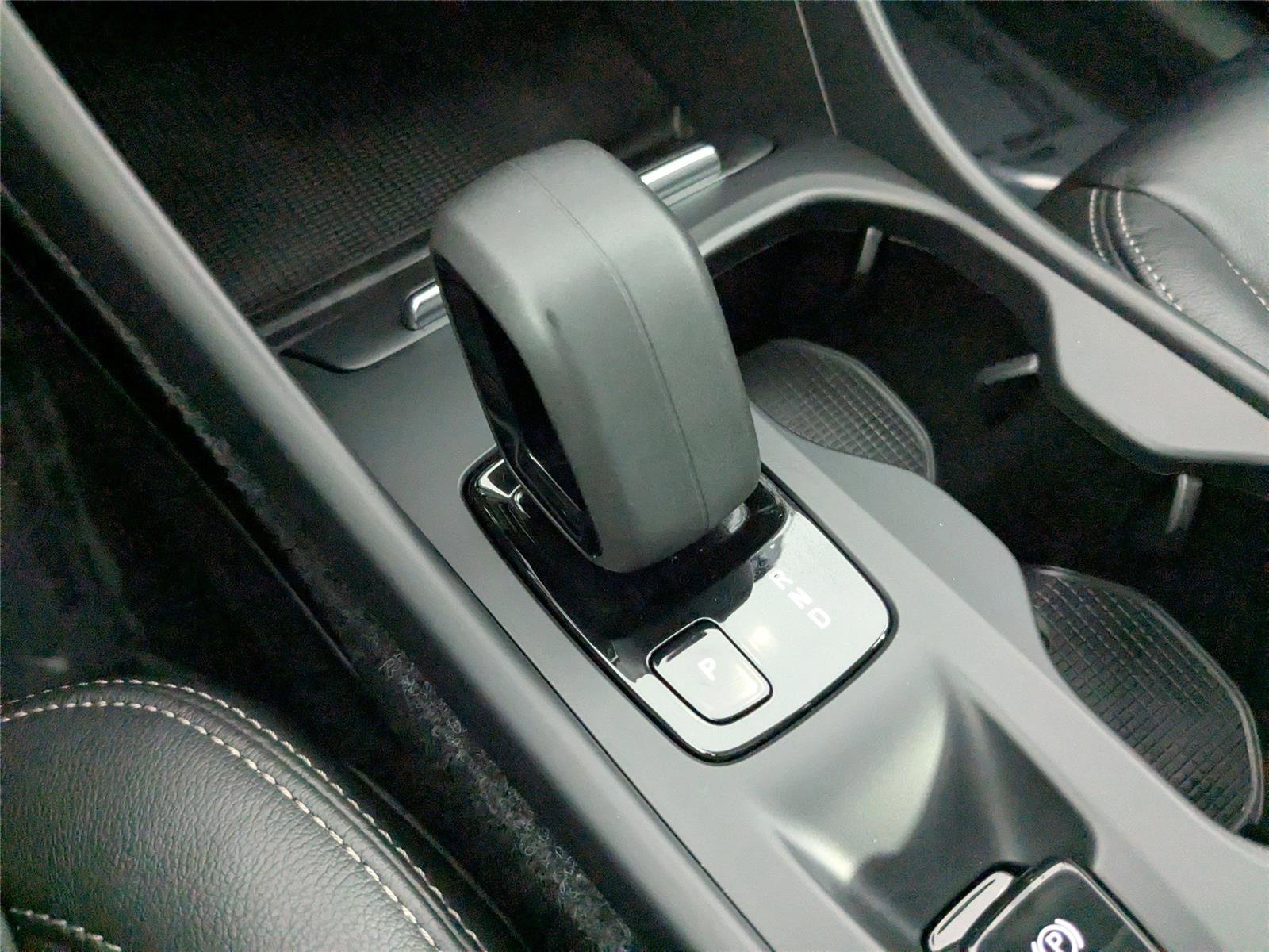 Used 2022 Volvo XC40 T5 Momentum image 22