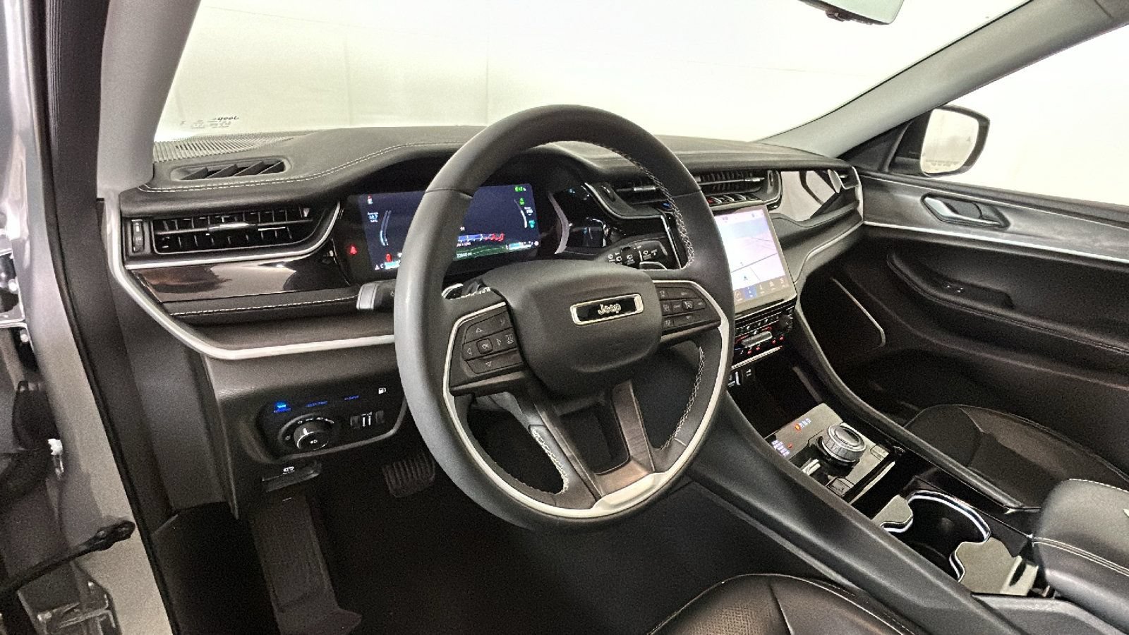 Used 2023 Jeep Grand Cherokee 4WD 4xe w/ Luxury Tech Group II image 17