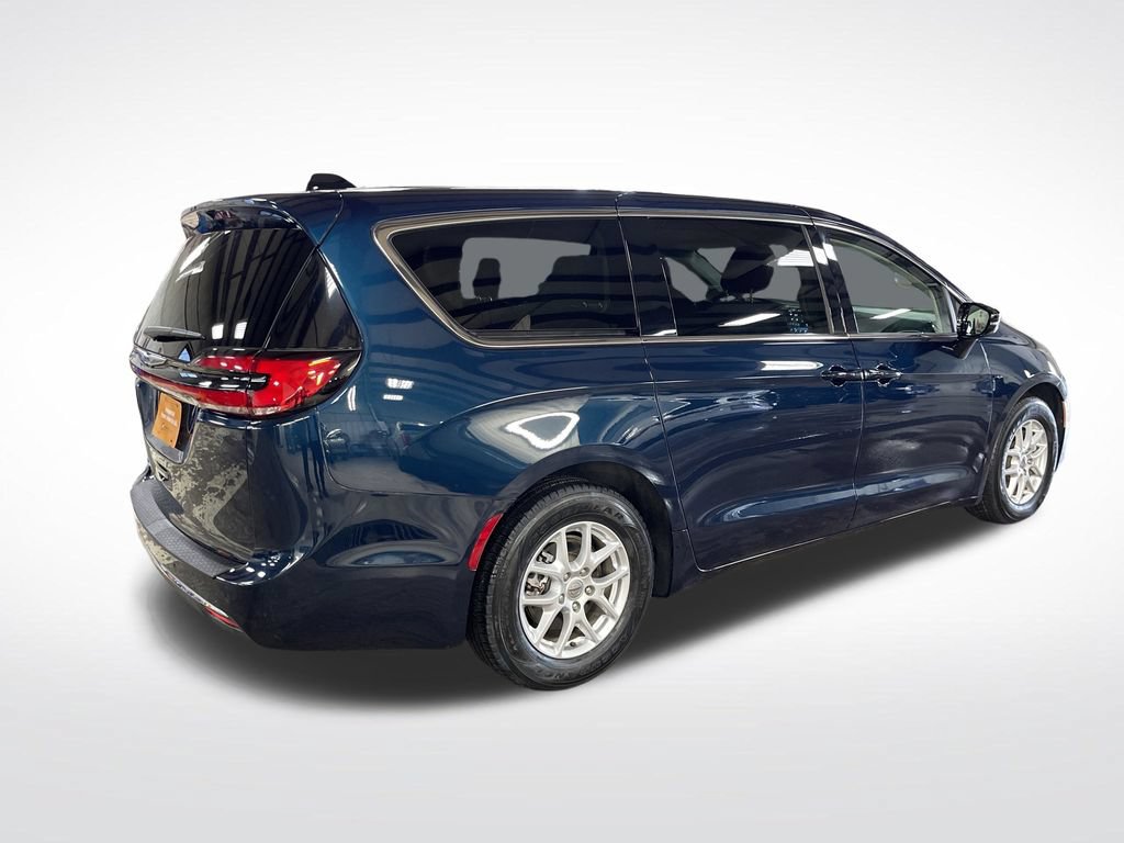 Used 2024 Chrysler Pacifica Touring-L FWD image 5