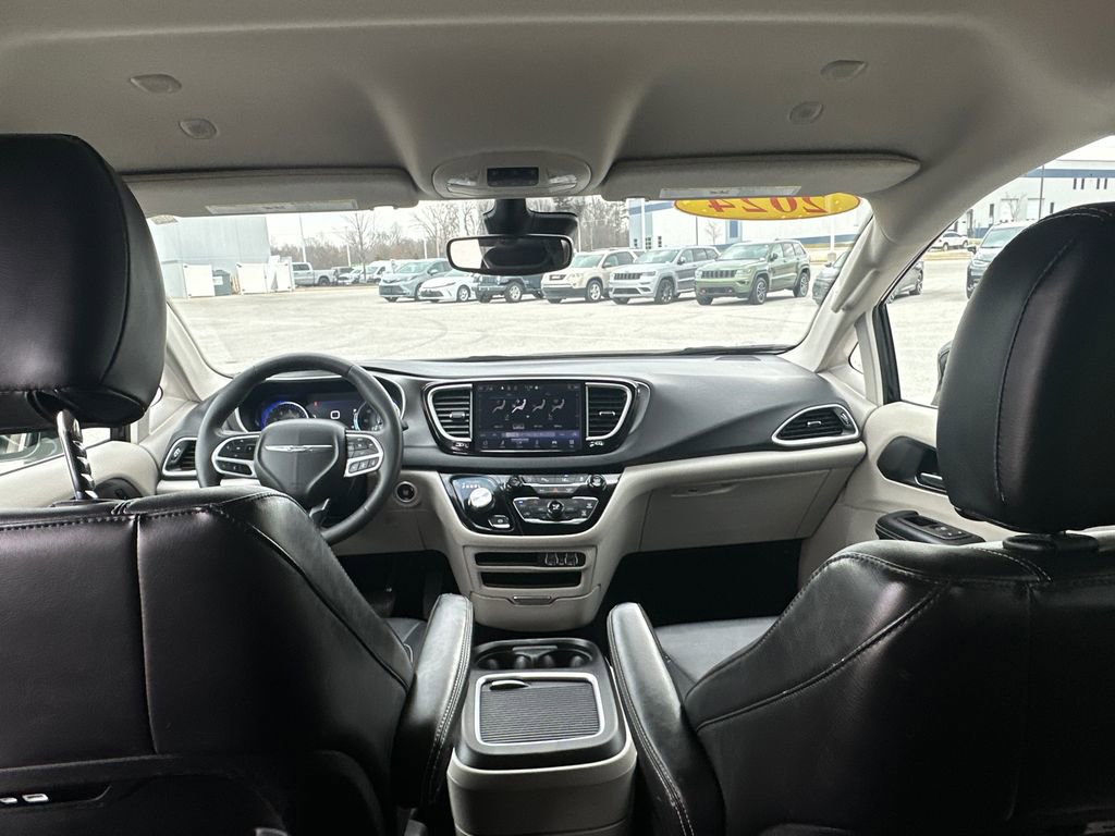 Used 2024 Chrysler Pacifica Touring-L image 33