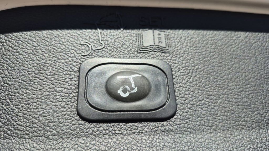 Used 2018 Ford Escape SEL image 16