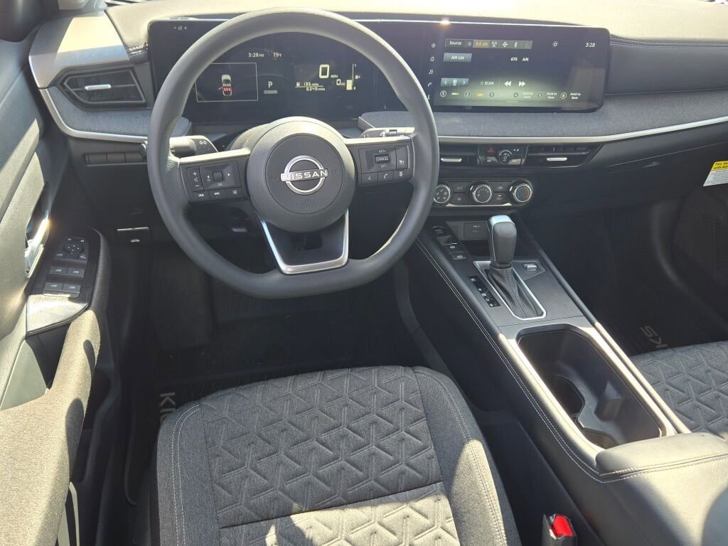 Used 2025 Nissan Kicks SV AWD/4WD image 16