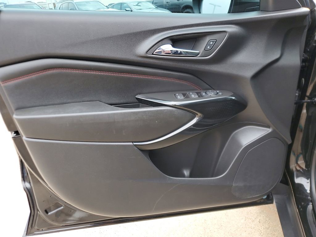 Used 2025 Chevrolet Trax RS w/ Sunroof Package image 16